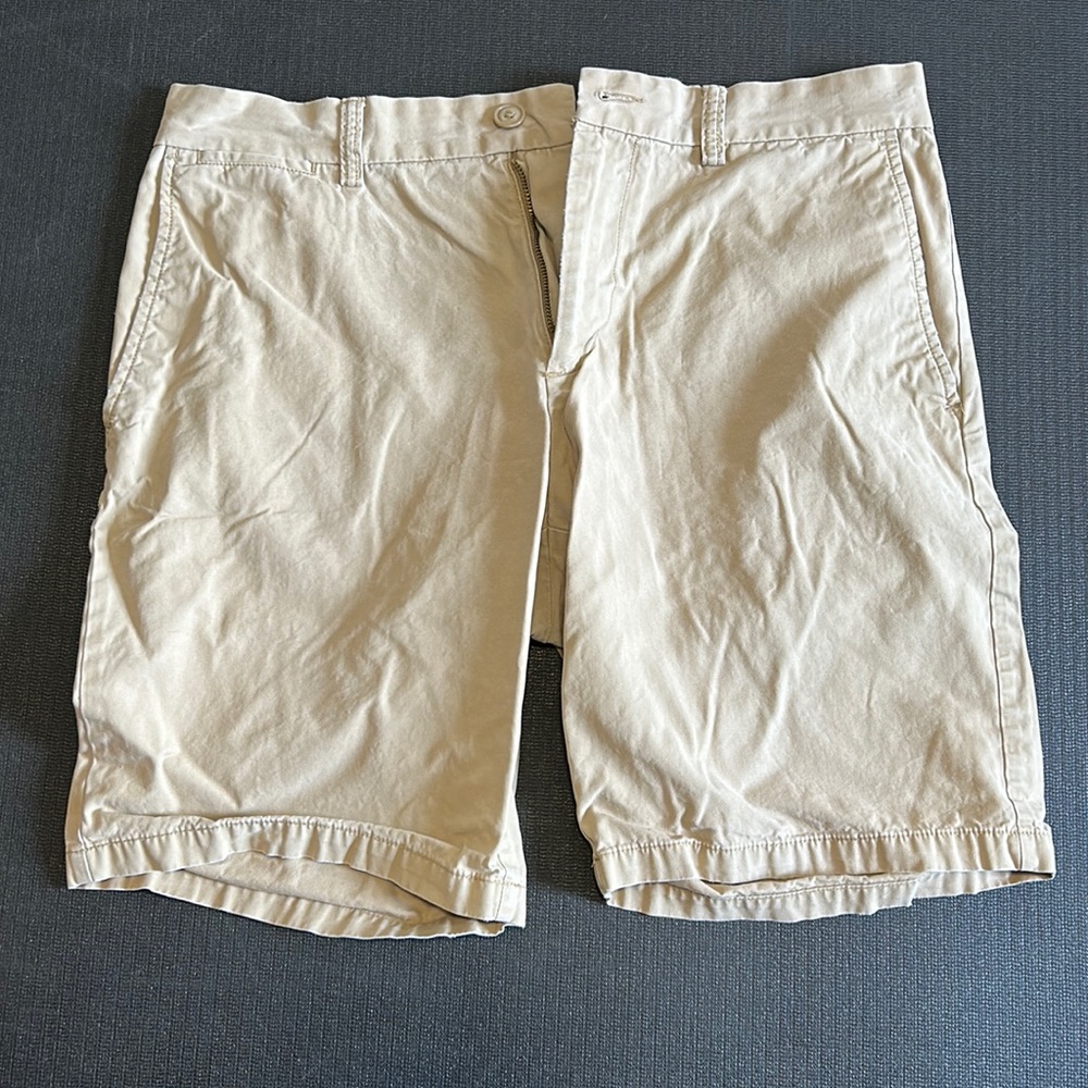 Old Navy men’s khaki shorts 33W